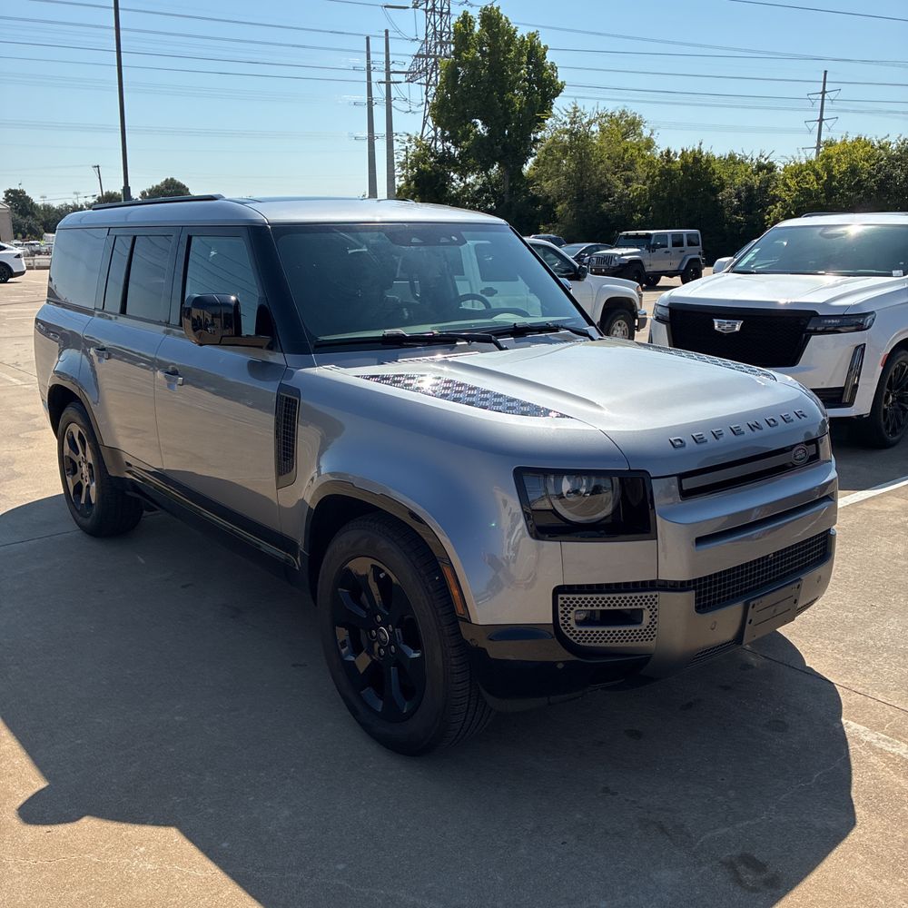 2024 Land Rover Defender 130 P400 Outbound