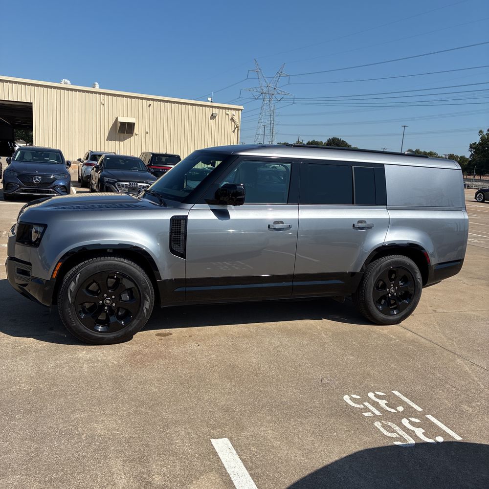 2024 Land Rover Defender 130 P400 Outbound