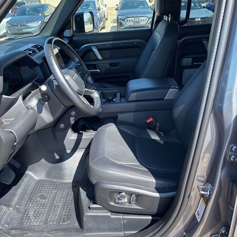 2024 Land Rover Defender 130 P400 Outbound