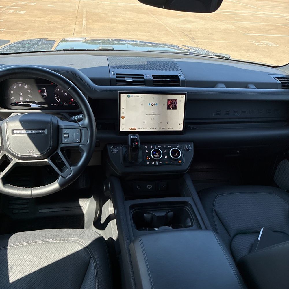 2024 Land Rover Defender 130 P400 Outbound