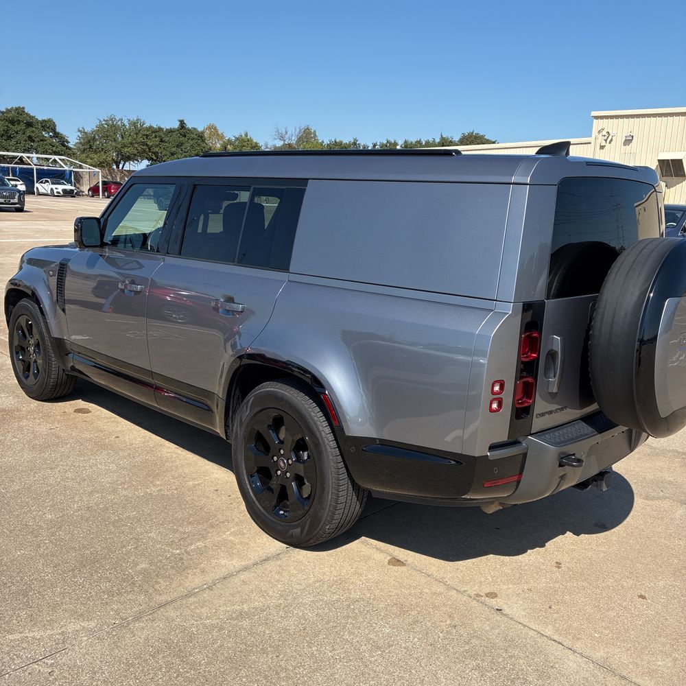 2024 Land Rover Defender 130 P400 Outbound