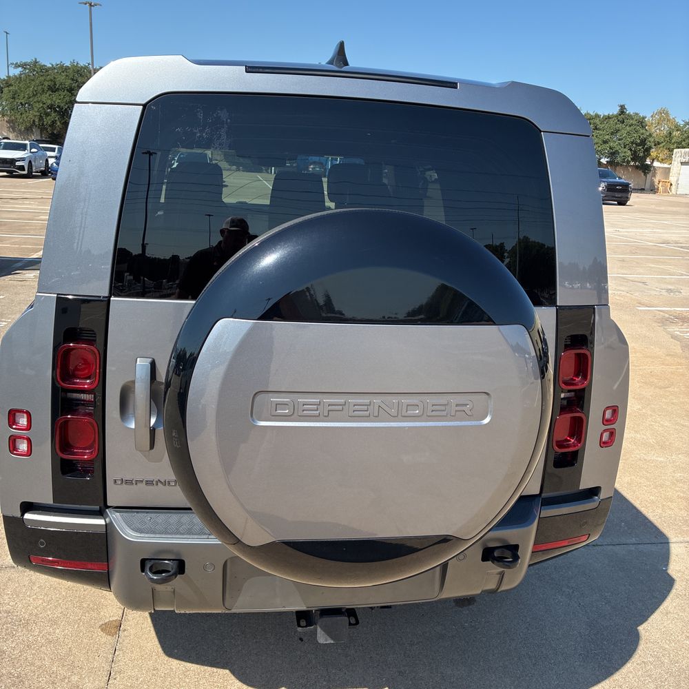 2024 Land Rover Defender 130 P400 Outbound