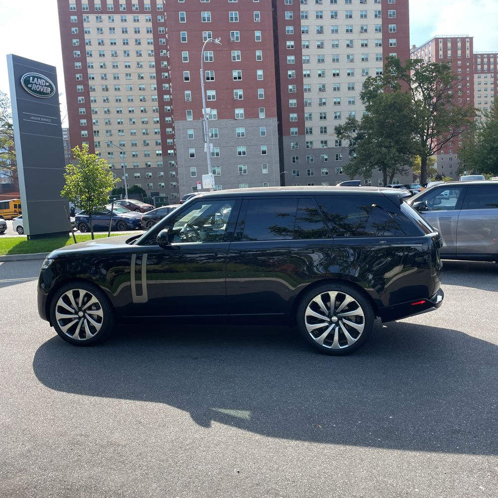 2025 Land Rover Range Rover SE P530