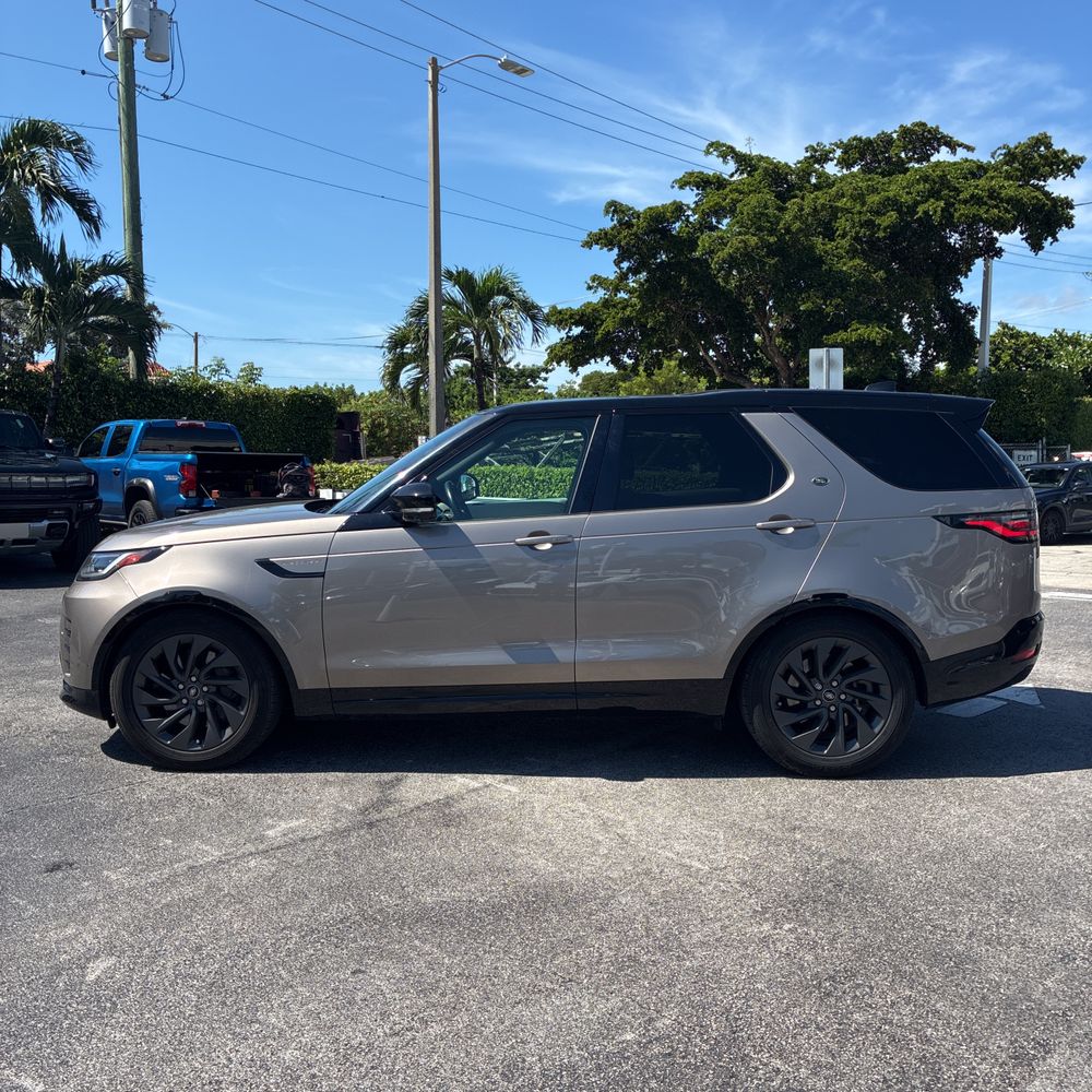 2023 Land Rover Discovery P360 R-Dynamic S
