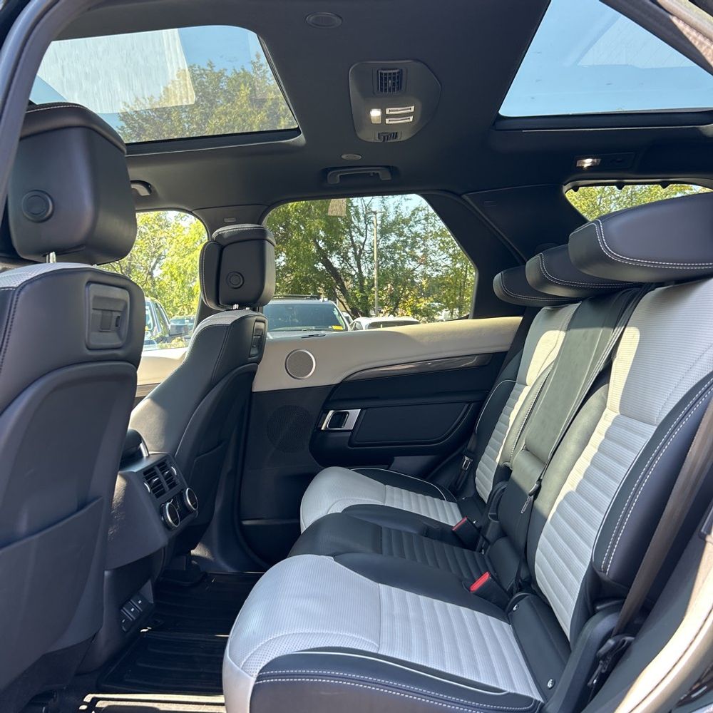 2023 Land Rover Discovery P360 Metropolitan Ed