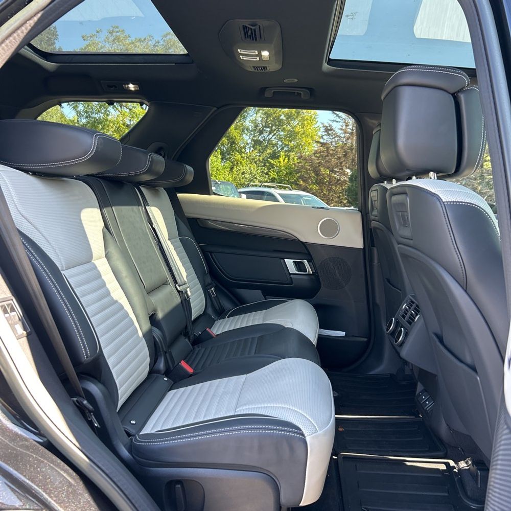 2023 Land Rover Discovery P360 Metropolitan Ed
