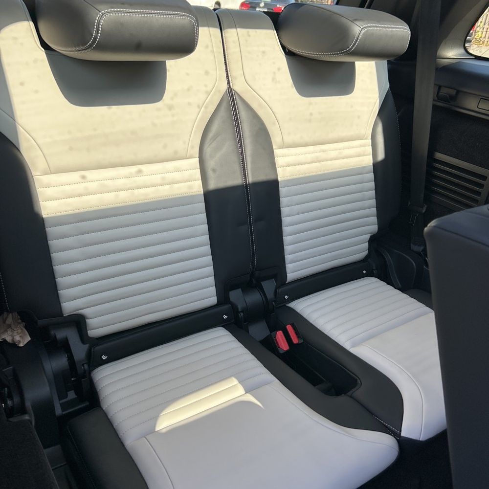 2023 Land Rover Discovery P360 Metropolitan Ed