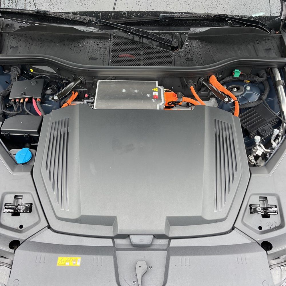 2024 Audi Q8 e-tron S-Line Pres