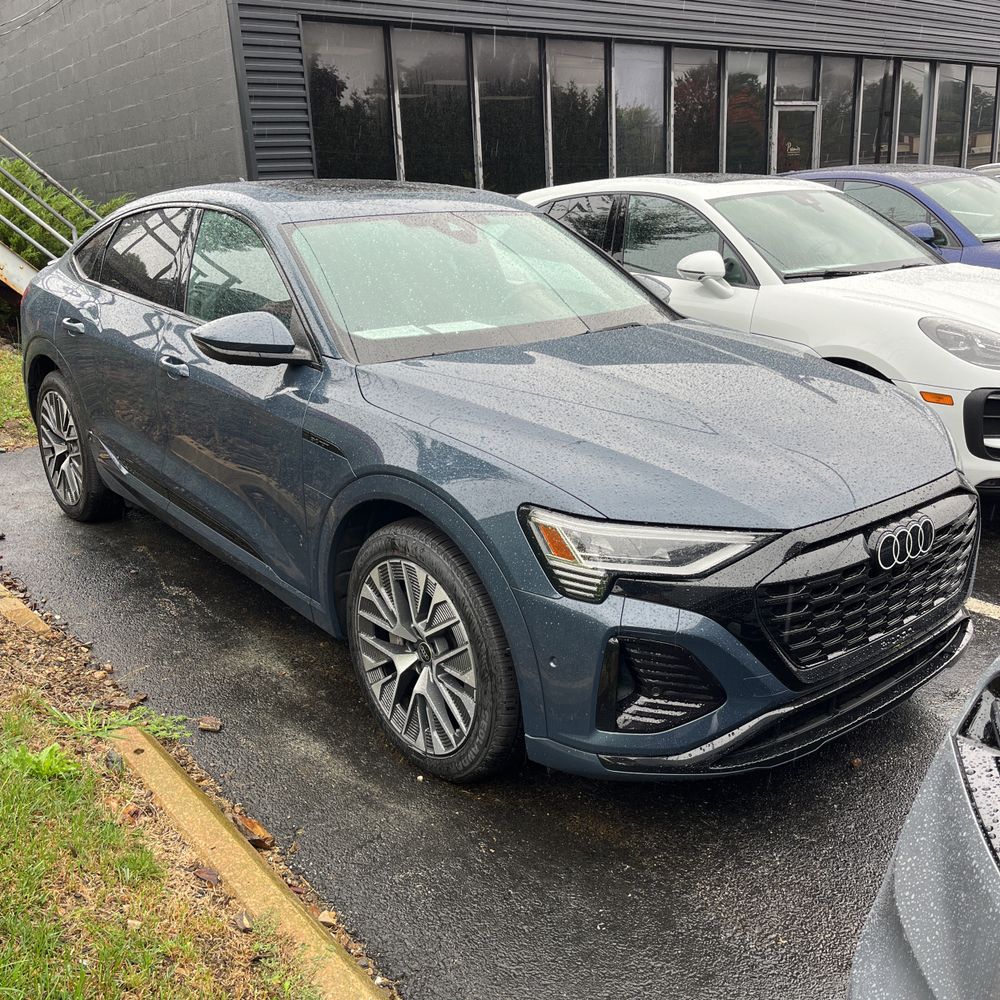 2024 Audi Q8 e-tron S-Line Pres