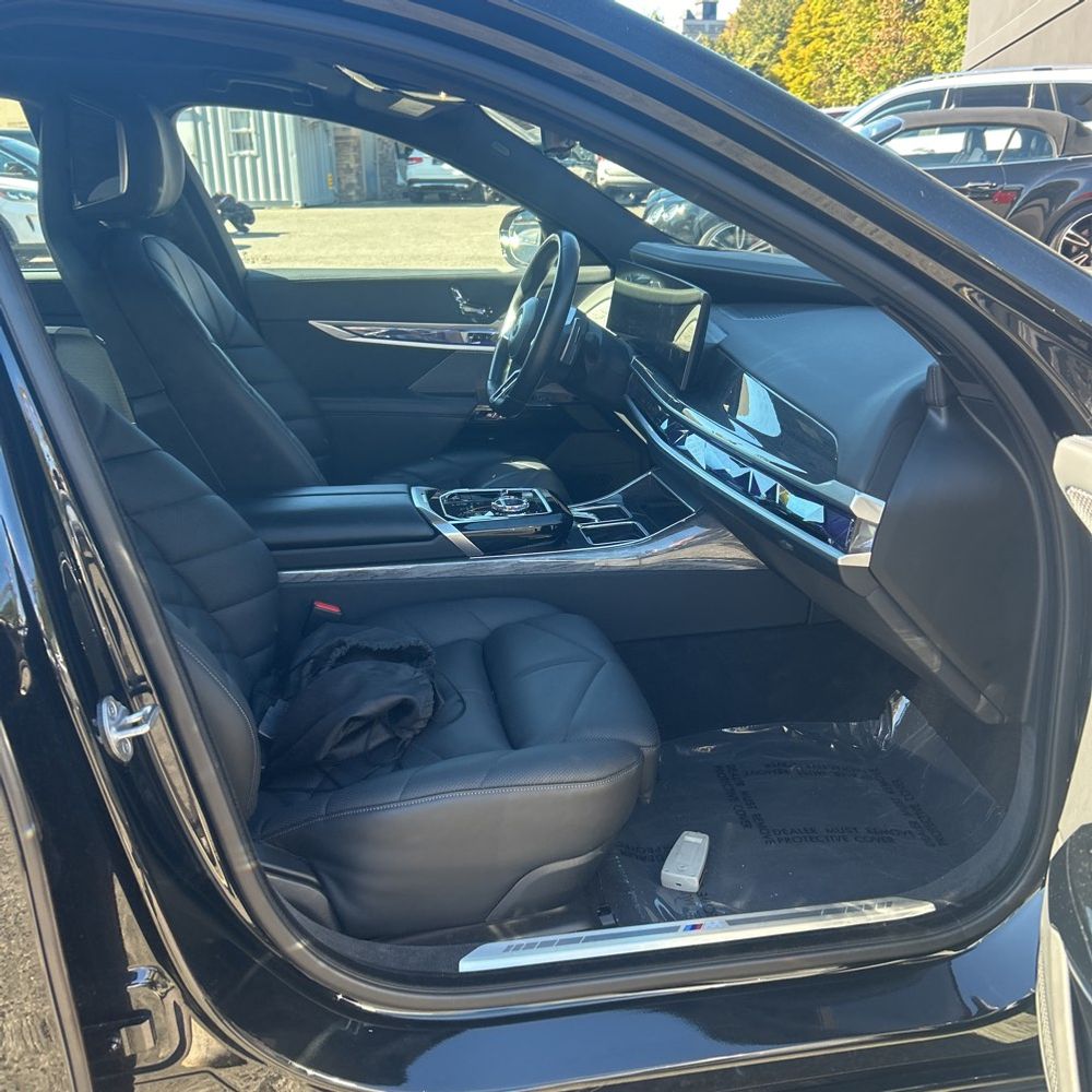 2023 BMW 7-Series 740i