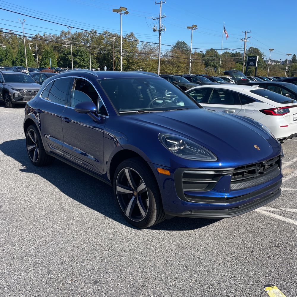 2023 Porsche Macan Base