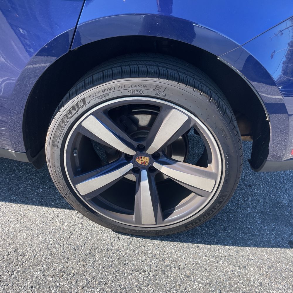 2023 Porsche Macan Base
