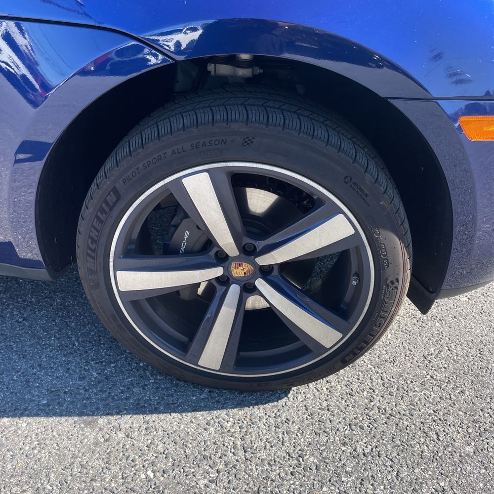 2023 Porsche Macan Base