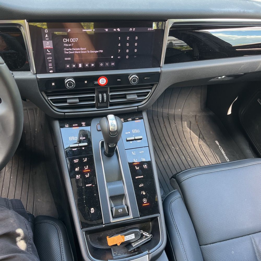2025 Porsche Macan Base