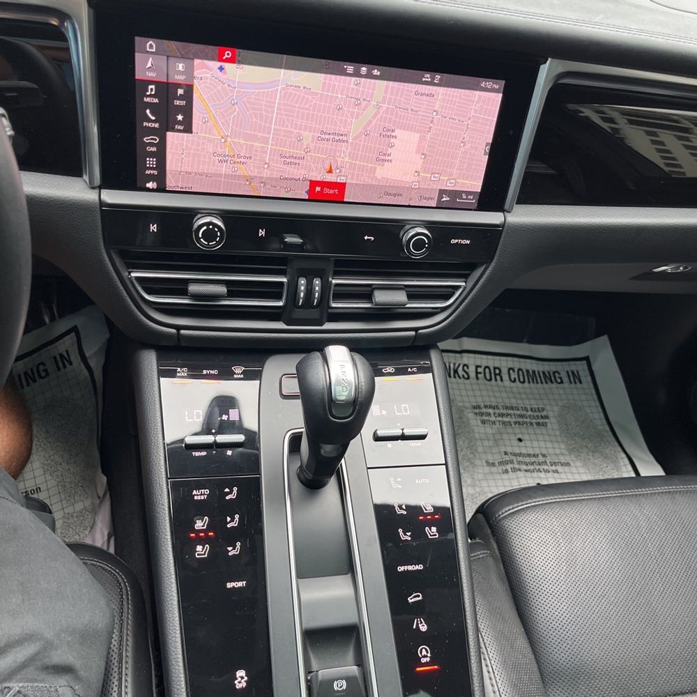 2022 Porsche Macan Base