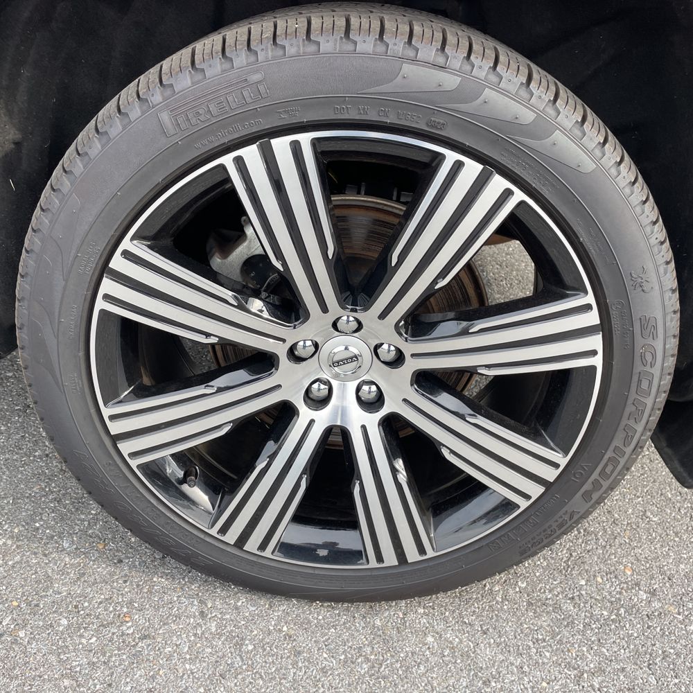 2023 Volvo XC90 T8 - Plus