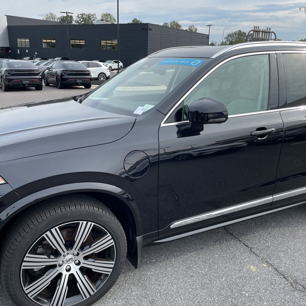2023 Volvo XC90 T8 - Plus