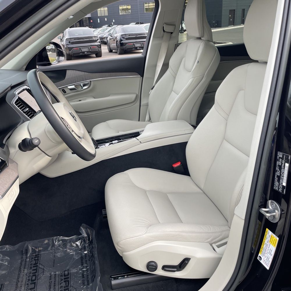 2023 Volvo XC90 T8 - Plus