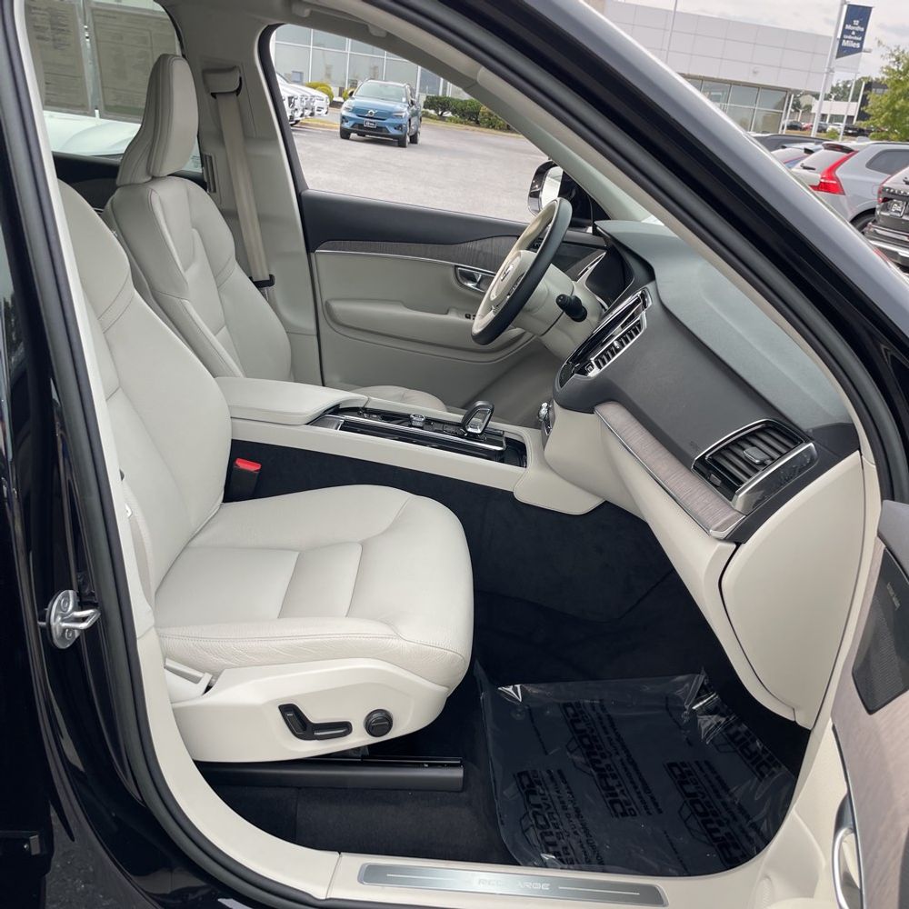 2023 Volvo XC90 T8 - Plus