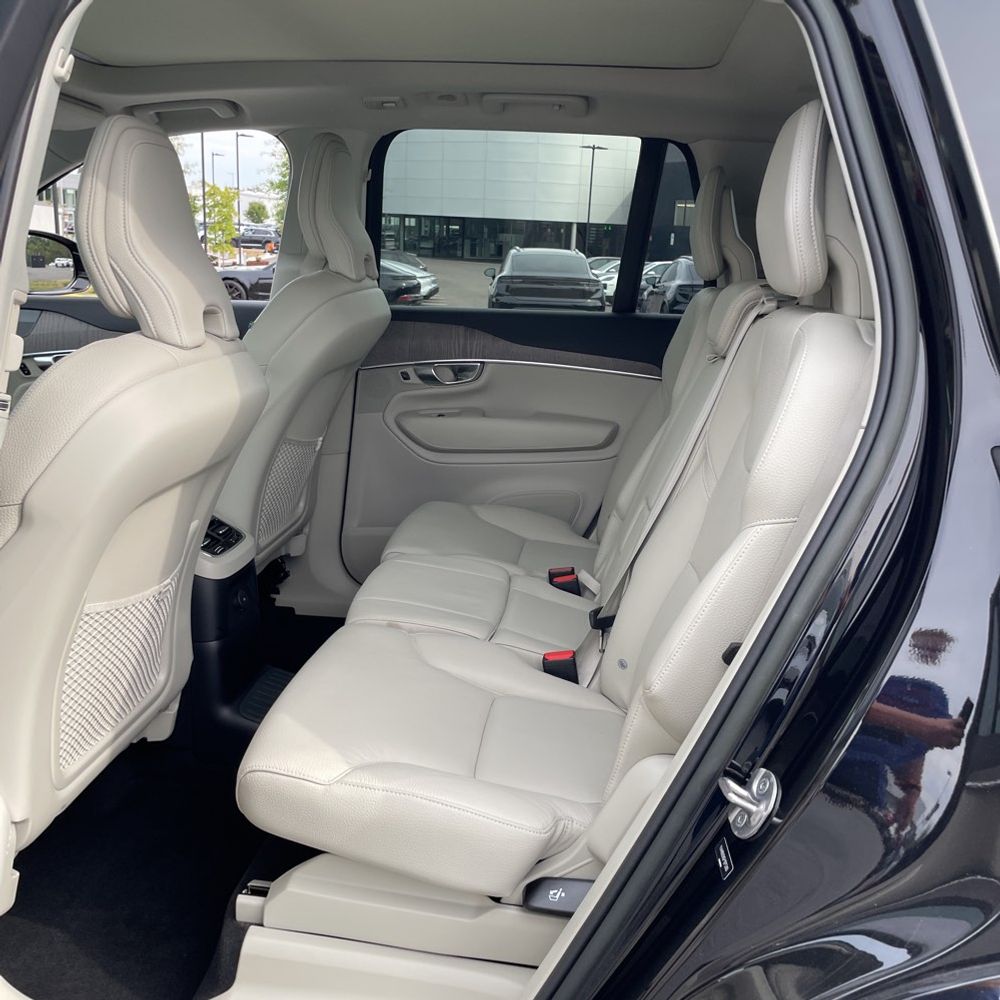 2023 Volvo XC90 T8 - Plus