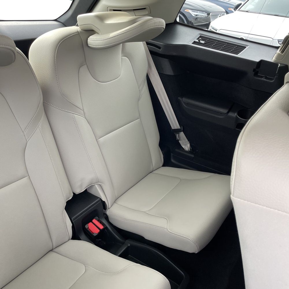 2023 Volvo XC90 T8 - Plus