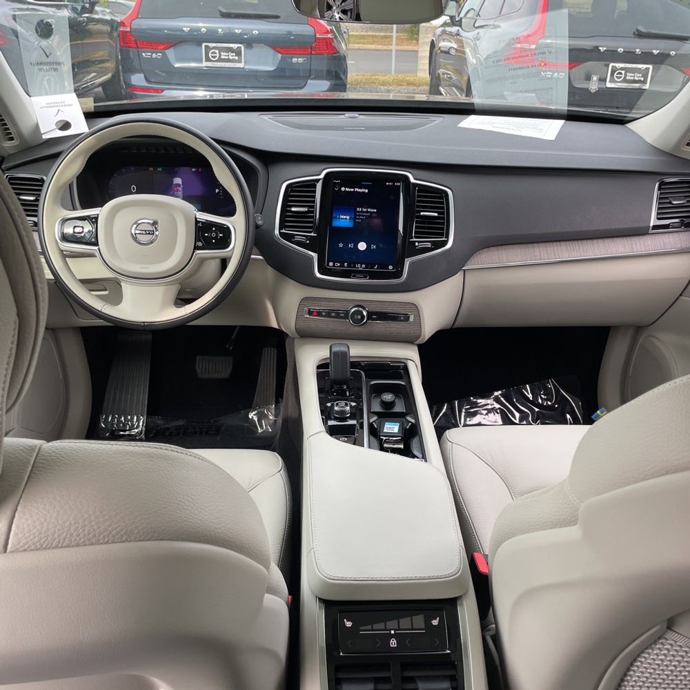 2023 Volvo XC90 T8 - Plus
