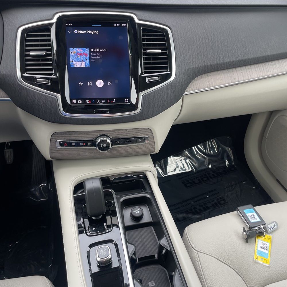 2023 Volvo XC90 T8 - Plus