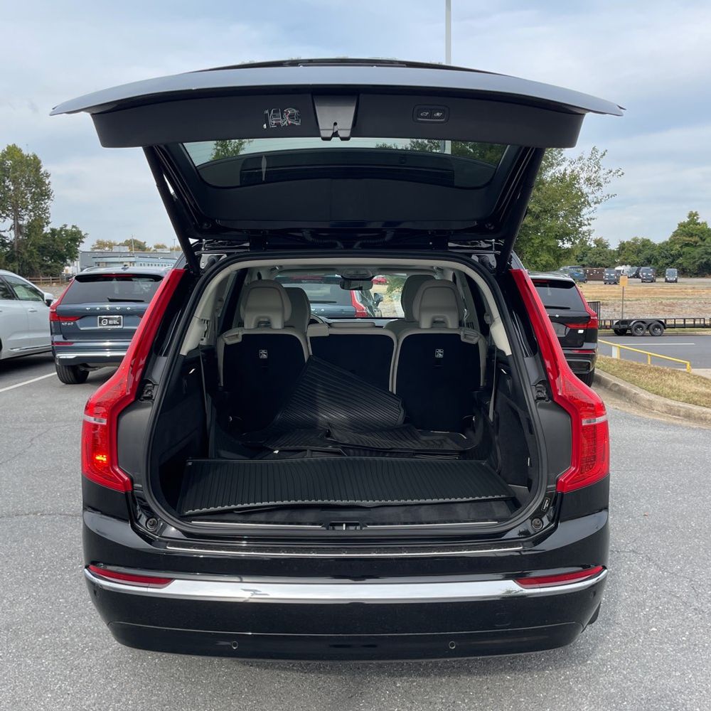 2023 Volvo XC90 T8 - Plus