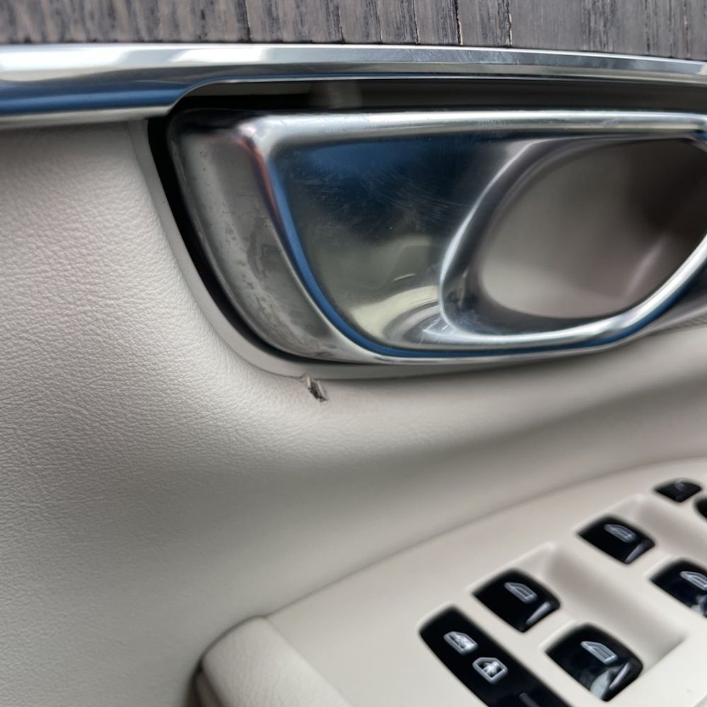 2023 Volvo XC90 T8 - Plus