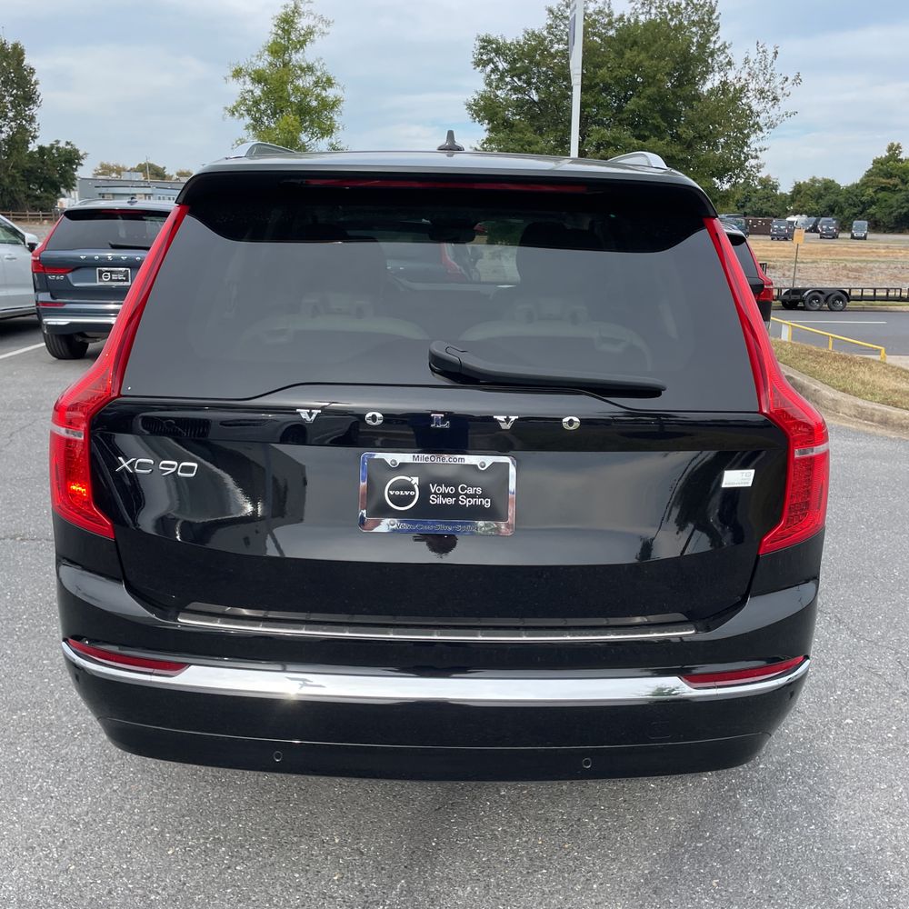 2023 Volvo XC90 T8 - Plus
