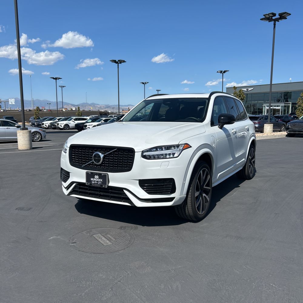 2023 Volvo XC90 T8 - Plus