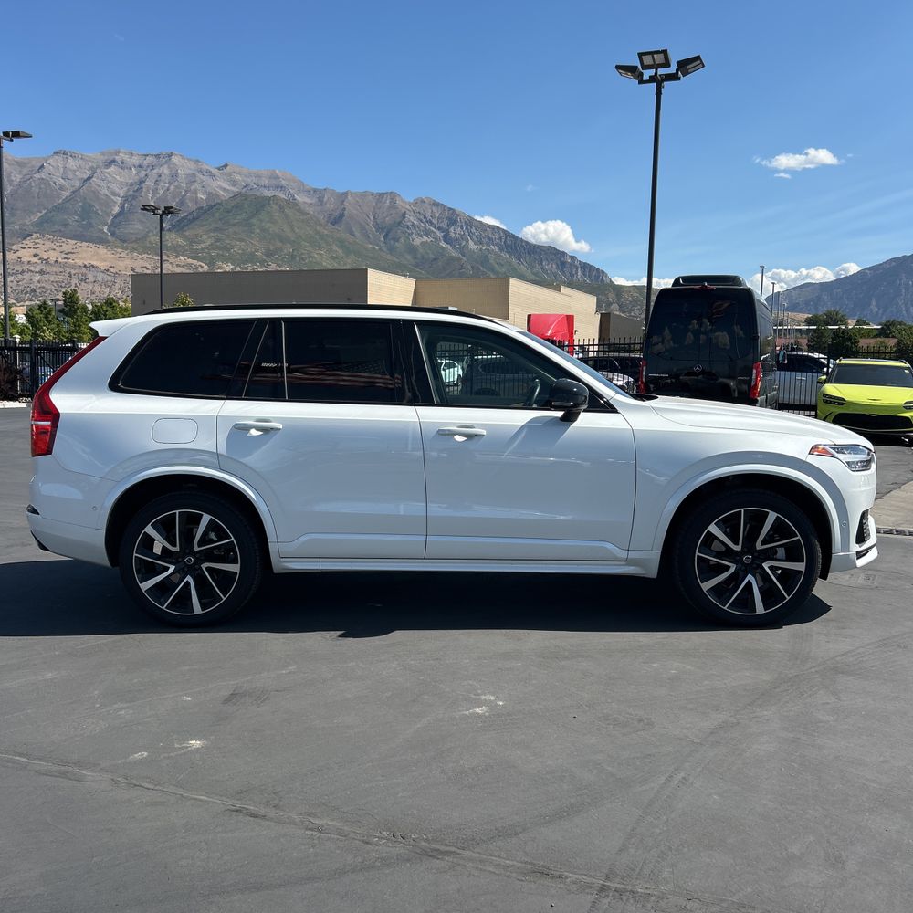 2023 Volvo XC90 T8 - Plus