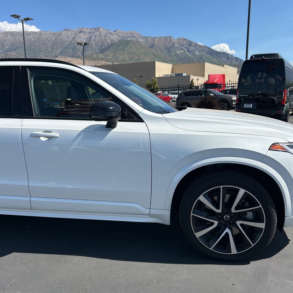 2023 Volvo XC90 T8 - Plus