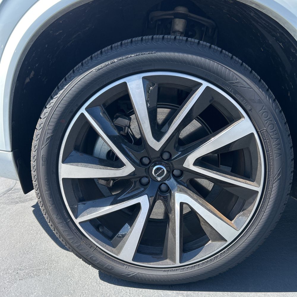 2023 Volvo XC90 T8 - Plus
