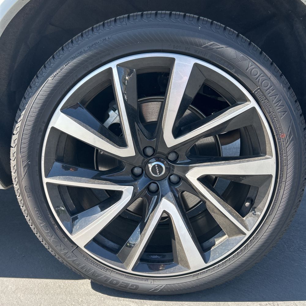 2023 Volvo XC90 T8 - Plus