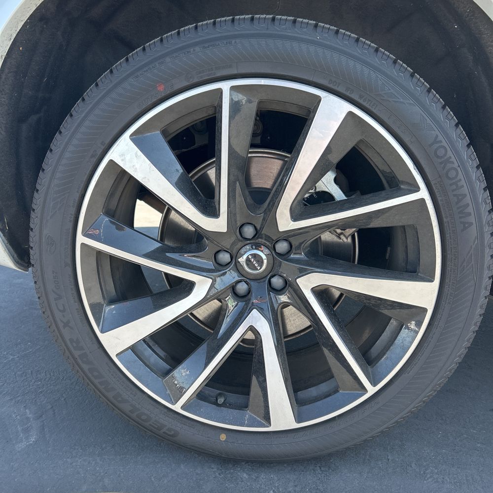 2023 Volvo XC90 T8 - Plus