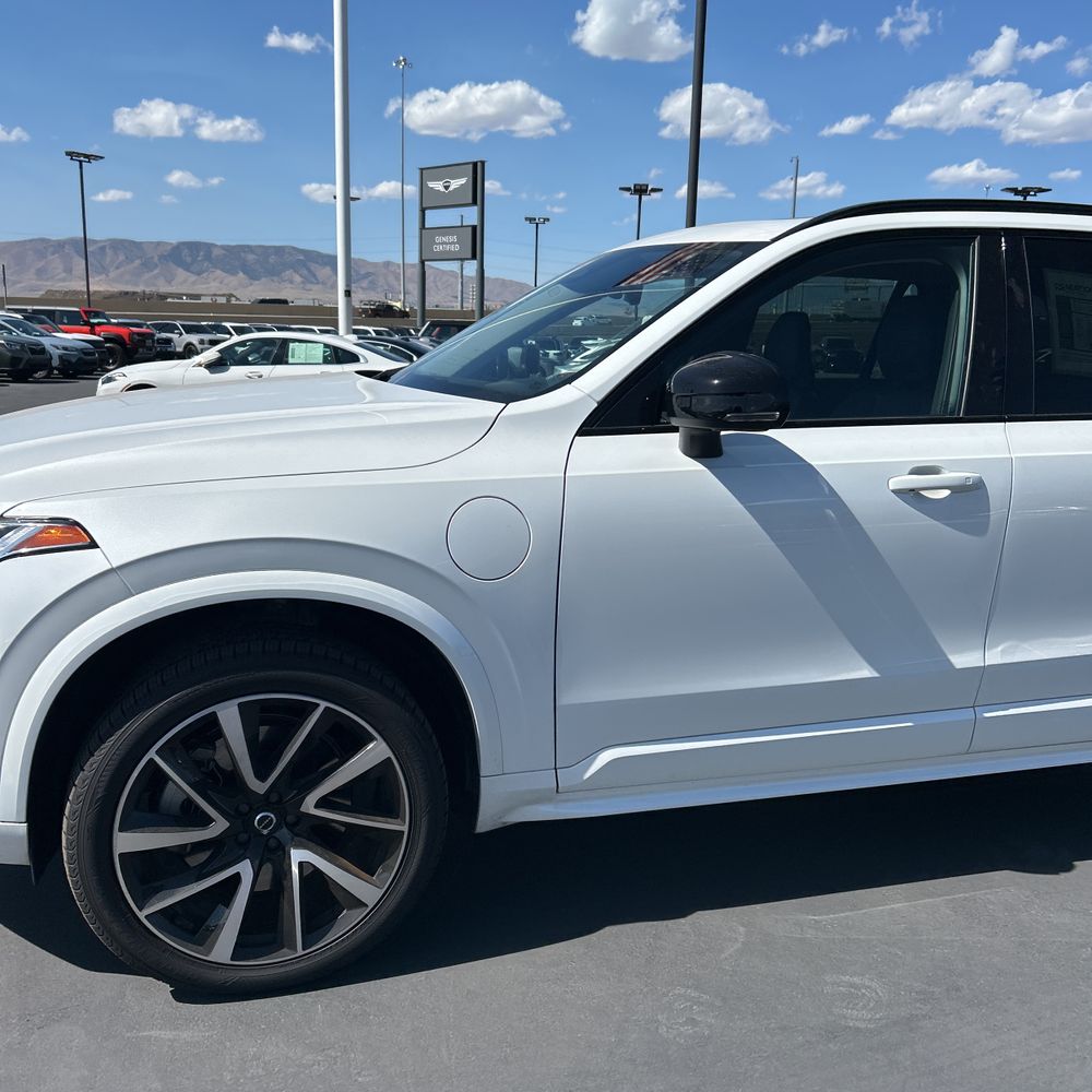 2023 Volvo XC90 T8 - Plus