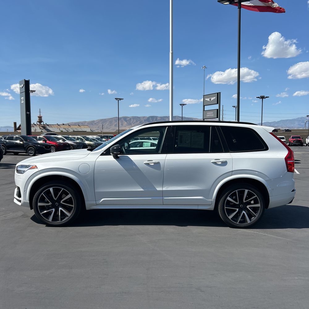 2023 Volvo XC90 T8 - Plus