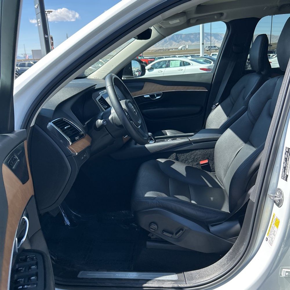 2023 Volvo XC90 T8 - Plus