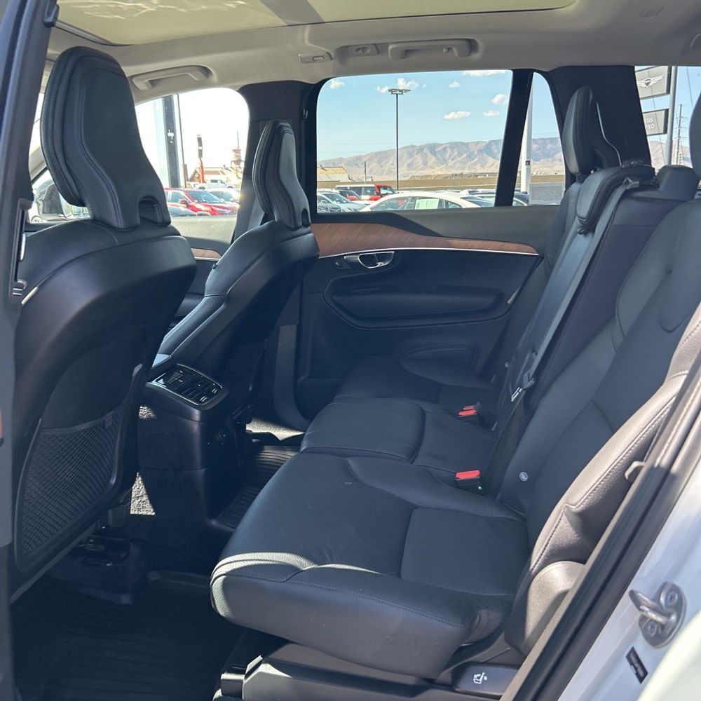 2023 Volvo XC90 T8 - Plus