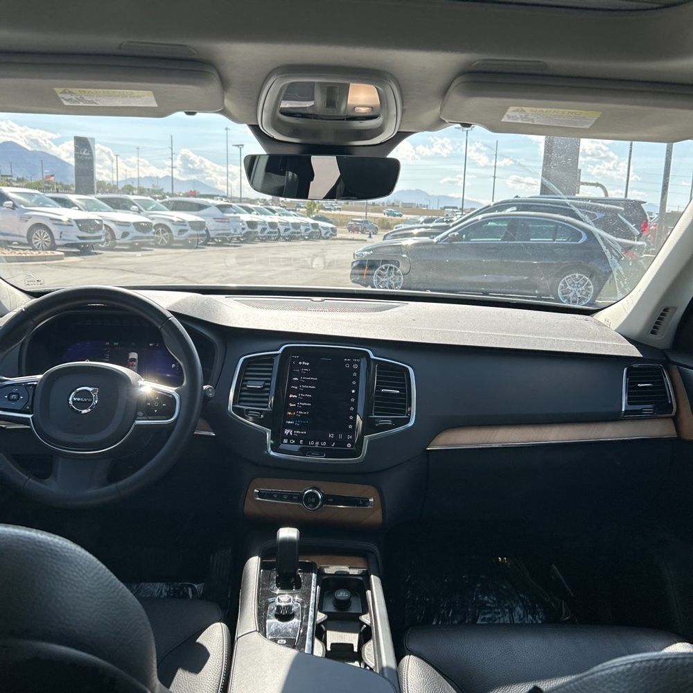 2023 Volvo XC90 T8 - Plus