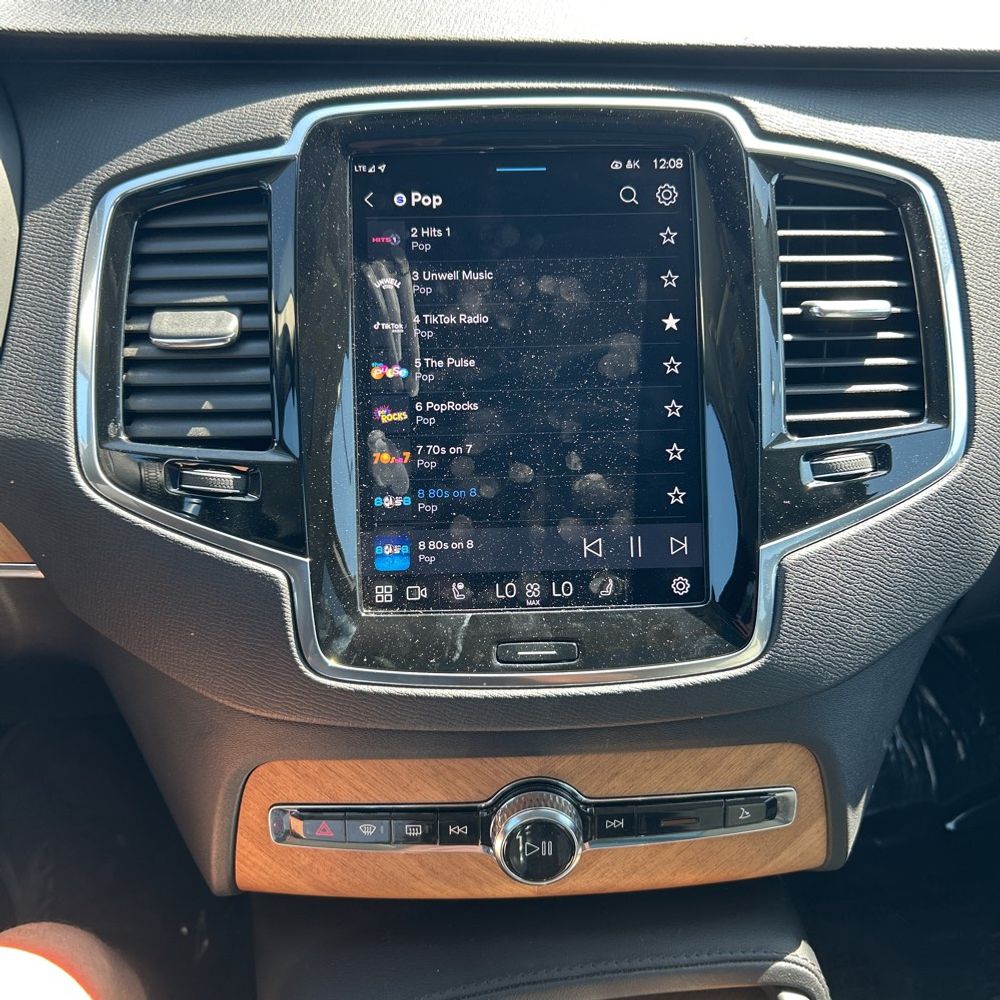 2023 Volvo XC90 T8 - Plus