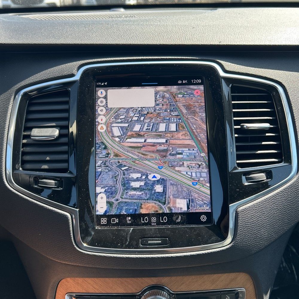 2023 Volvo XC90 T8 - Plus