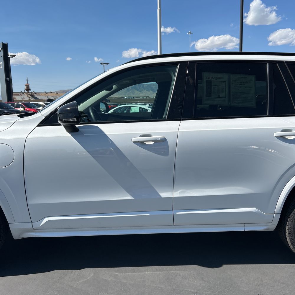 2023 Volvo XC90 T8 - Plus