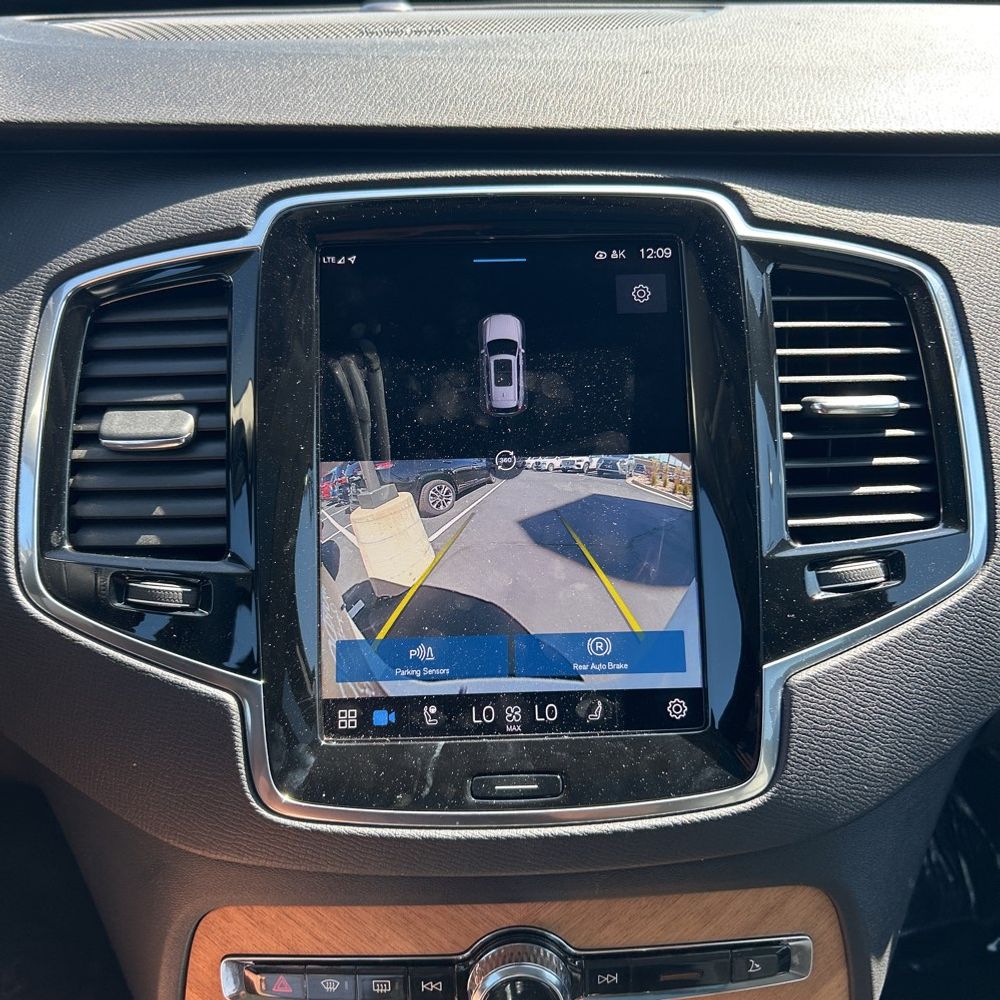 2023 Volvo XC90 T8 - Plus