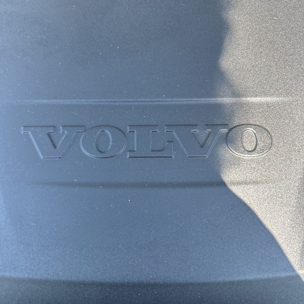 2023 Volvo XC90 T8 - Plus