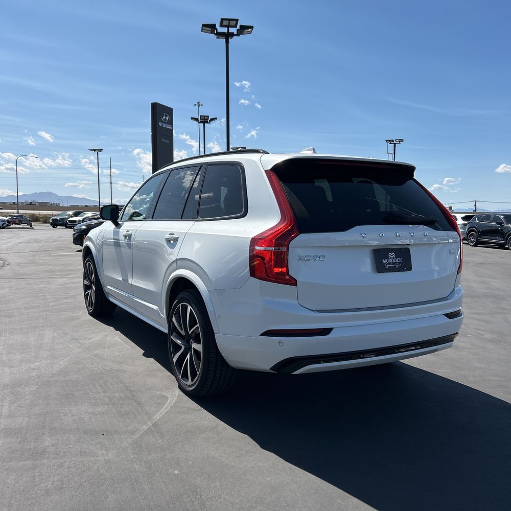 2023 Volvo XC90 T8 - Plus