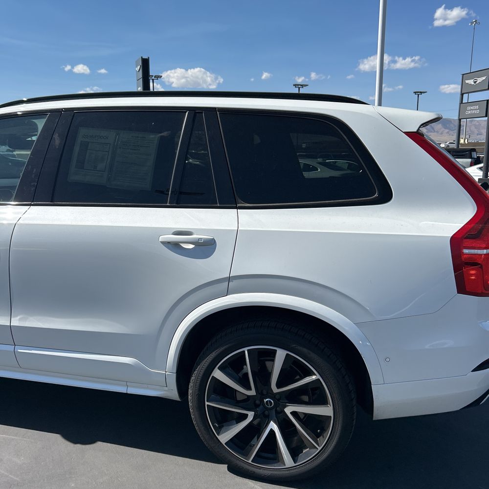 2023 Volvo XC90 T8 - Plus