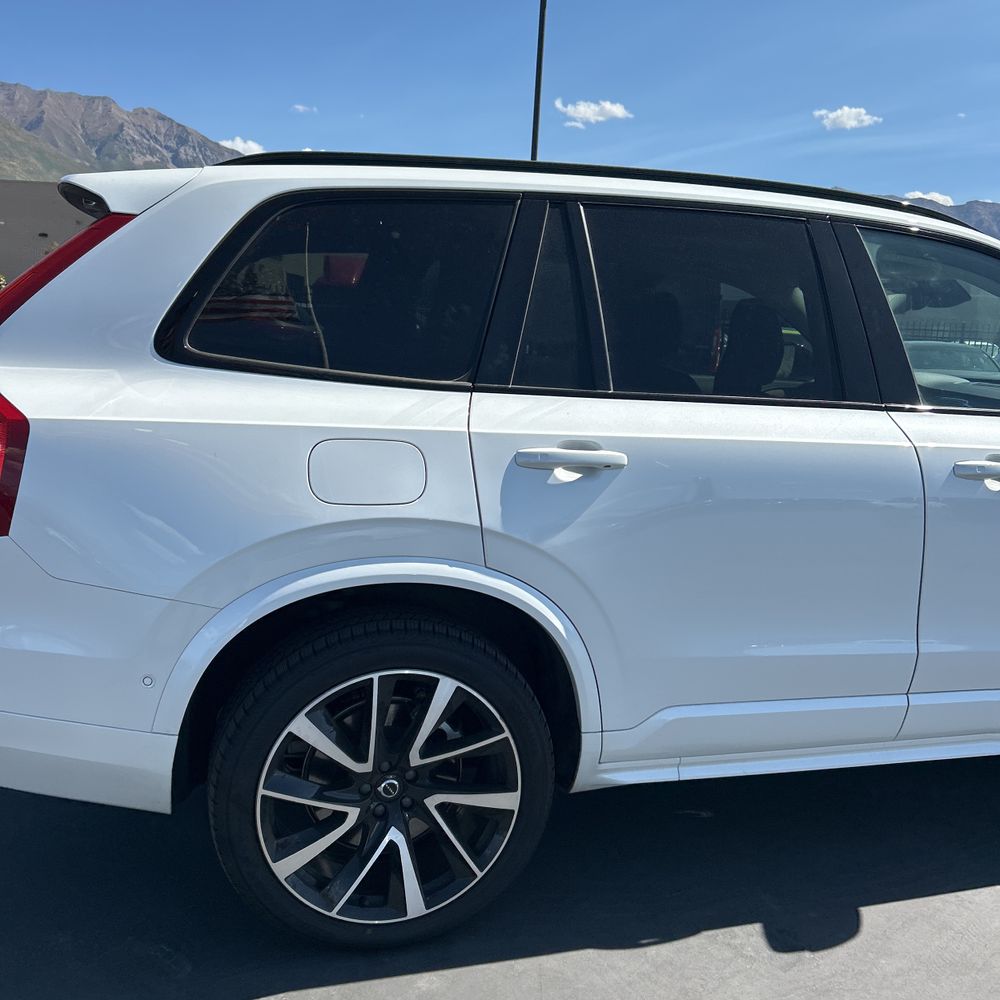 2023 Volvo XC90 T8 - Plus