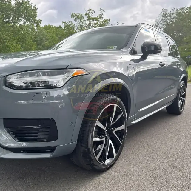 2023 Volvo XC90 T8 - Plus